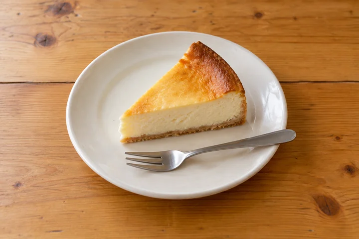 白いお皿に盛ったベイクドチーズケーキ