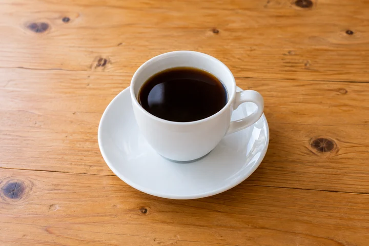 日常的な白いカップに入れたホットコーヒー