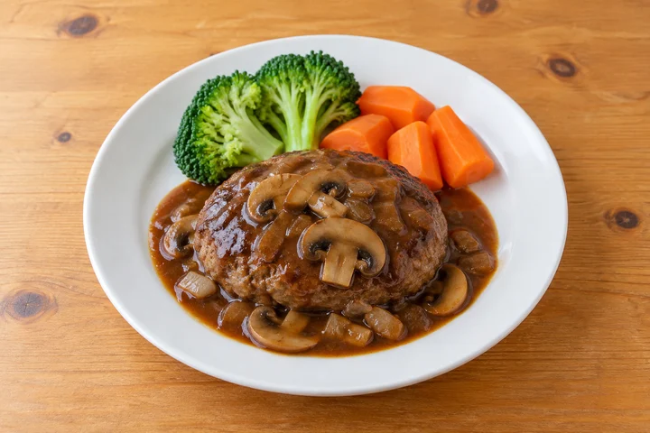 きのこソースをかけたハンバーグと温野菜