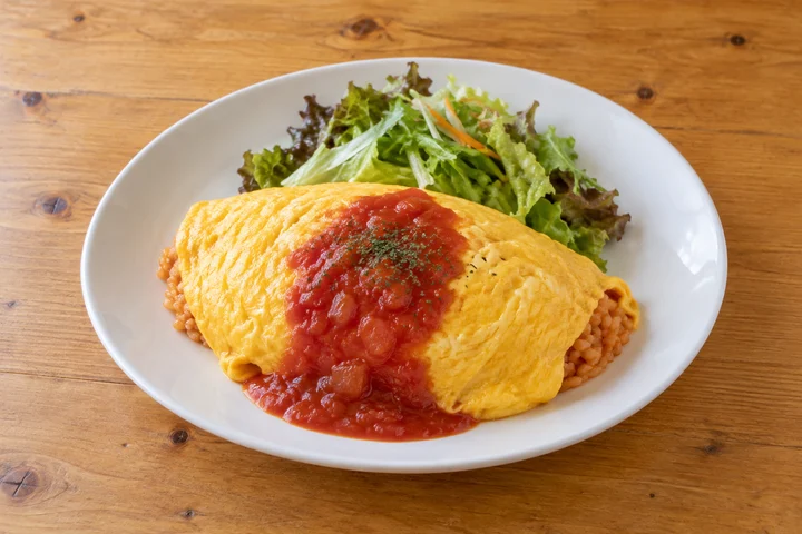 白いお皿に盛ったトマトソースのオムライス